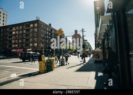 Scène de rue animée à New York City avec des groupes de personnes marchant à travers une intersection surpeuplée sur Fifth Avenue dans Midtown Manhattan NYC. Haute qualité Banque D'Images