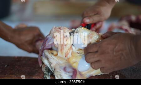 le processus de coupe de la viande sacrificielle pour chaque partie Banque D'Images