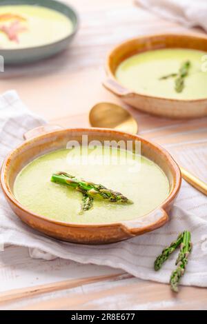 Soupe aux asperges crème sur fond de bois Banque D'Images