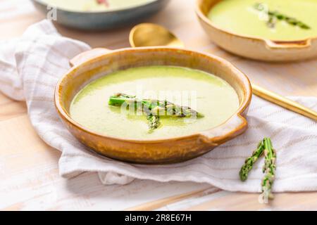 Soupe aux asperges crème sur fond de bois Banque D'Images