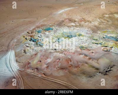 Beauté bizarre du champ géothermique sol de Mañana avec ses geysers fumants et ses piscines chaudes avec de la boue bouillonnante vue d'en haut - Voyage Bolivie Banque D'Images