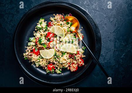 Salade de tabouleh, plat traditionnel moyen-oriental et arabe. Salade végétarienne Levantine au persil, à la menthe, au bulgur, à la tomate et au concombre Banque D'Images