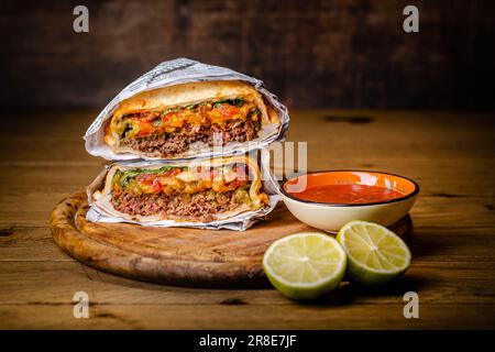 Hamburger ou sandwich, torta de bœuf avec sauce salsa et guacamole. Cuisine mexicaine. Banque D'Images