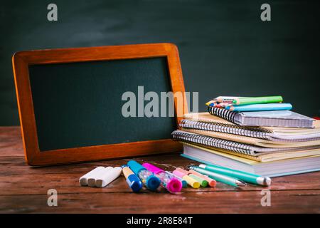 Concept de retour à l'école - papeterie d'école avec tableau noir Banque D'Images