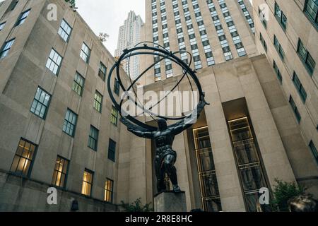 NEW YORK CITY, NY - DEC 2022 statue de l'Atlas et St. Cathédrale de Patrick. Photo de haute qualité Banque D'Images