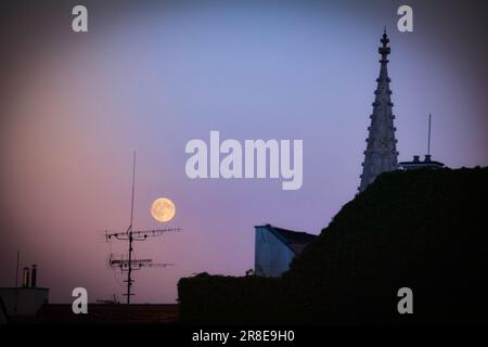 Pleine Lune qui s'élève au-dessus des toits de Bratislava, Slovaquie Banque D'Images