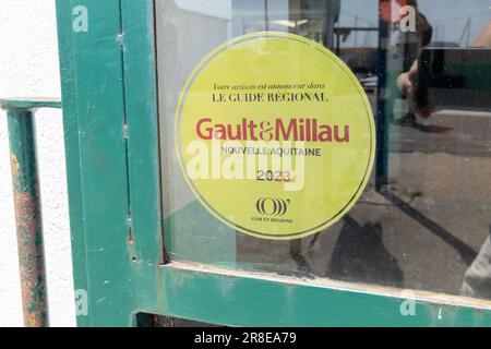 Bordeaux , Aquitaine France - 06 06 2023 : logo Gault & Millau marque et texte signe 2023 plaque signalétique du guide de restaurants français influent Banque D'Images