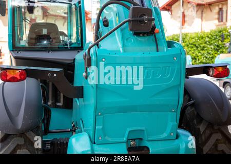 Bordeaux , Aquitaine France - 06 06 2023 : logo Manitou marque et texte signe sur la nacelle arrière tracteur élévateur moderne de location Telescopic Handler industr Banque D'Images