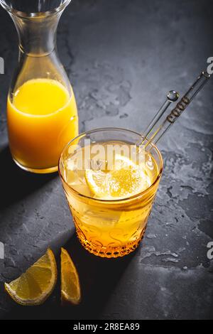 Limonade ou cocktail rafraîchissant au gingembre et au citron, boisson d'immunothérapie Banque D'Images