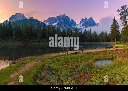 Lever du soleil au lac Antorno (Lago d'Antorno), un petit lac de montagne dans les Dolomites italiens. Il est situé au nord de la province de Belluno, près de la Banque D'Images