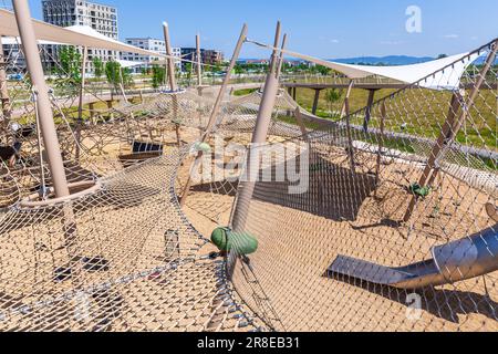 Aire de jeux en bois moderne et parc d'escalade pour enfants et enfants en banlieue, concept de vie urbaine moderne Banque D'Images