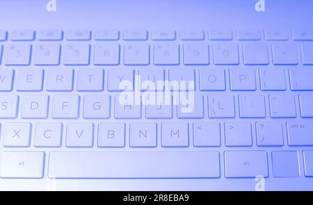 Gros plan du clavier de l'ordinateur. Vue de dessus d'un ordinateur portable moderne avec clavier anglais. Clavier d'ordinateur portable coloré. Personne, mise au point sélective, flou Banque D'Images