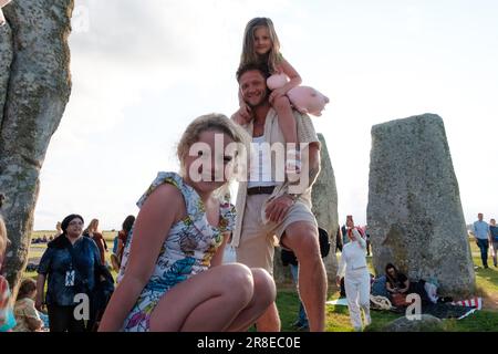 Salisbury, Royaume-Uni. 21st juin 2023. Les gens se rassemblent à l'ancien cercle de pierres Stonehenge en attendant le lever du soleil pour célébrer le solstice d'été, le plus long jour de l'année. (Photo de Joao Daniel Pereira/Sipa USA) crédit: SIPA USA/Alay Live News Banque D'Images