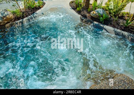 Bassin naturel ou jacuzzi spa naturel pour un petit jardin Banque D'Images