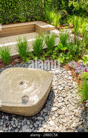 Petite fontaine avec coin salon confortable pour terrasse, jardin ou patio Banque D'Images