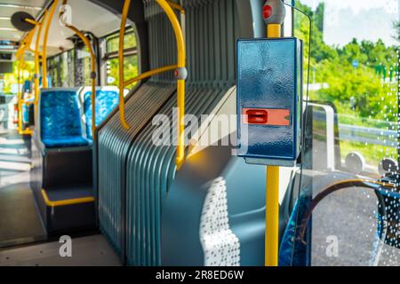 Validateur de billets avec intérieur de bus vide. Transports publics dans une ville. Banque D'Images