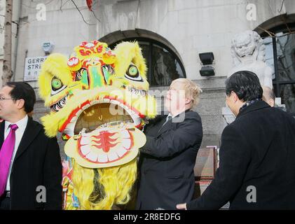 Le maire de Londres Boris Johnson tient un costume de dragon chinois dans le quartier chinois de Londres Banque D'Images