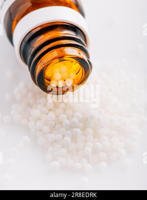 Globules homéopathiques et bouteille en verre. Homéopathie, médecine alternative. Banque D'Images