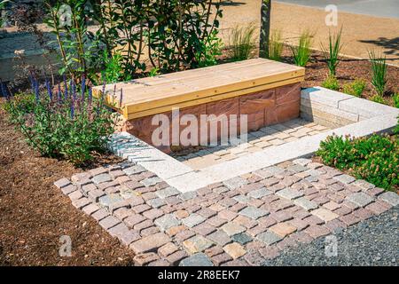 Nouveau banc moderne et coin salon dans le patio, le jardin ou la terrasse avec des plantes Banque D'Images