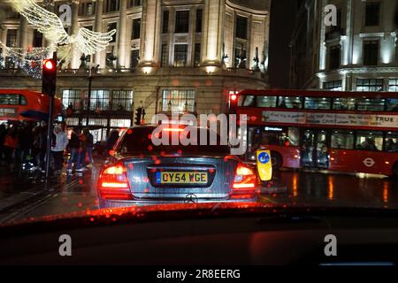 Extérieur de l'architecture européenne et de la décoration bâtiments de conception de 'Regent Street' la nuit de la vue à l'intérieur d'une voiture avec état de pluie - Londres, Royaume-Uni Banque D'Images