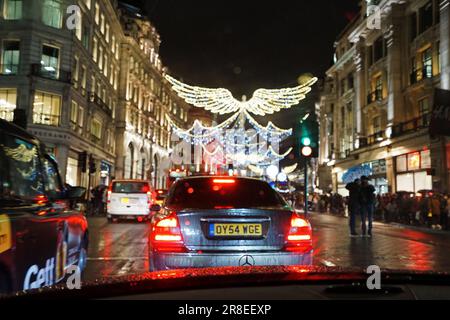 Extérieur de l'architecture européenne et de la décoration bâtiments de conception de 'Regent Street' la nuit de la vue à l'intérieur d'une voiture avec état de pluie - Londres, Royaume-Uni Banque D'Images