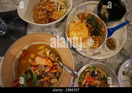 Gros plan Pad Thai, nouilles sautées aux crevettes et sauce tamarin servies avec soupe de porc et salade épicée Banque D'Images