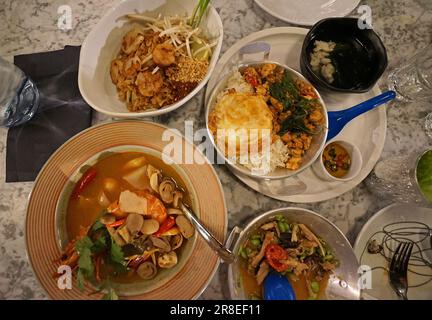Gros plan Pad Thai, nouilles sautées aux crevettes et sauce tamarin servies avec soupe de porc et salade épicée Banque D'Images