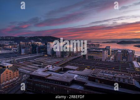 Un magnifique coucher de soleil à Oslo et au fjord d'Oslo avec le musée Munch en arrière-plan Banque D'Images