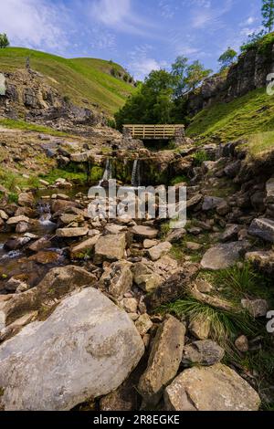 Vue vers Swinnergill depuis Swaledale dans le parc national de Yorkshire Dales. Banque D'Images