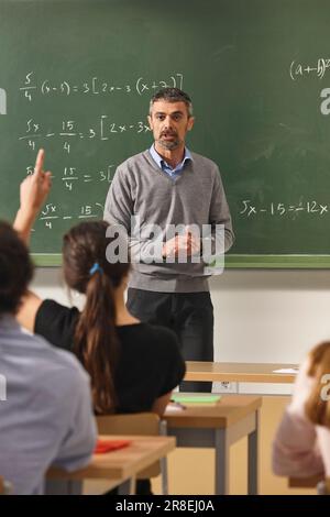 Professeur de mathématiques donnant des leçons. Salle de classe avec les élèves. Éducation scolaire Banque D'Images