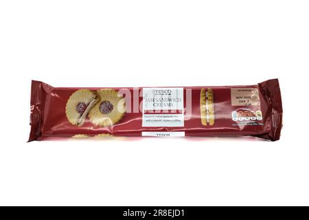 Irvine, Écosse, UK-20 mars 2023: BISCUITS Jam Sandwich de marque TESCO dans un emballage cellophane partiellement recyclable affichant des graphiques ico Banque D'Images