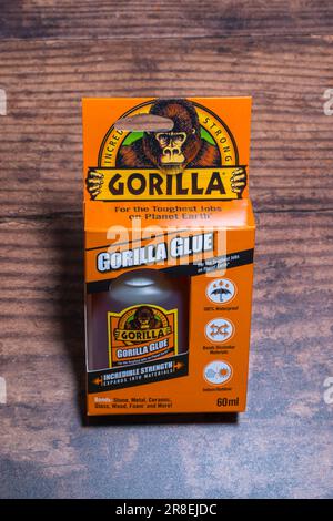 Irvine, Ecosse, UK-28 mars 2023: Gorilla marque 60ml bouteille de colle multi-usage dans un bouchon de bouteille recyclable et emballage en carton avec g Banque D'Images