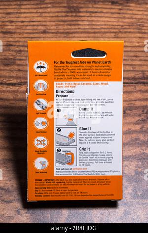 Irvine, Ecosse, UK-28 mars 2023: Gorilla marque 60ml bouteille de colle multi-usage dans un bouchon de bouteille recyclable et emballage en carton avec g Banque D'Images