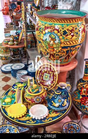 Boutique traditionnelle de souvenirs en céramique sicilienne à Santo Stefano di Camastra.plaques, tasses, bustes, vases, récipients colorés et produits artisanaux.Sicile Banque D'Images