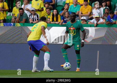 Danilo Luiz da Silva du Brésil (L) et Sadio Mane du Sénégal (R) en action pendant le match de football amical entre le Brésil et le Sénégal à l'Estadio José Alvalade. Note finale: Brésil 2:4 Sénégal (photo de Bruno de Carvalho / SOPA Images/Sipa USA) Banque D'Images