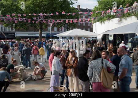 Chelsea, Londres, Angleterre 4th juin 2022. Le Kings Road, Platinum Jubilee Street Party, qui soutient l'appel de crise de la Croix-Rouge britannique en Ukraine. Les foules se rassemblent sur la place Duke of York. Banque D'Images