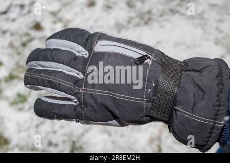 protection contre le froid en hiver, gants noirs à portée de main Banque D'Images
