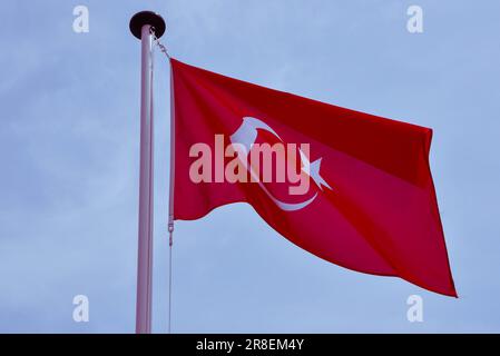 Den Helder, pays-Bas. 31 mai 2023. Drapeau turc volant. Photo de haute qualité Banque D'Images