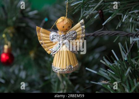 Figurine Angel sur arbre de Noël en paille Banque D'Images