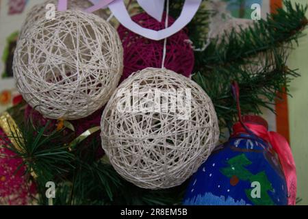 Arbre de Noël décoré de boules de fil blanc faites à la main Banque D'Images