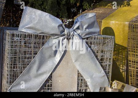 Guirlande lumineuse LED et boules décoratives sur l'arbre de Noël. Éclairage du sapin de Noël et décoration d'ornement. Décoration de Noël. Joyeux Holi Banque D'Images