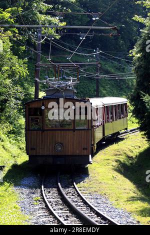 Le petit train de la Rhune au Col St Ignace. Ascain, Pyrénées Atlantiques, France Banque D'Images