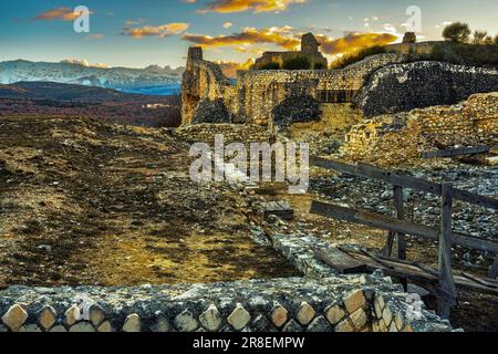 Les ruines de bâtiments anciens réutilisés au fil du temps, dans le site archéologique de Peltuinum, réémergent du sol. Peltuinum, Prata d'Ansidonia, Abruzzes Banque D'Images