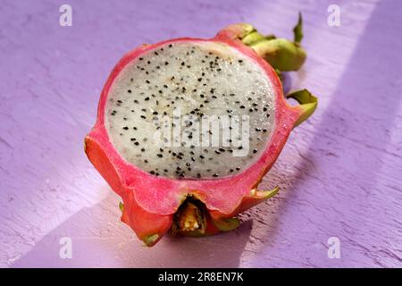 Délicieux pitahaya fruits frais. Fruits tropicaux également connus sous le nom de cactus Hylocereus, et poire à la fraise Banque D'Images