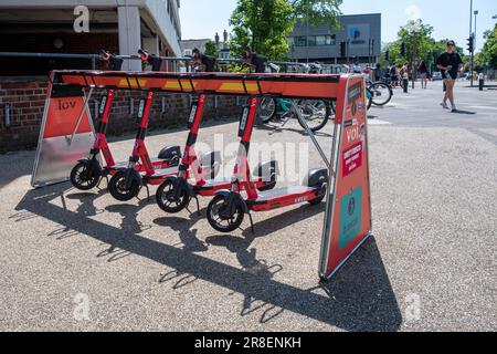 Location de scooters électriques, transport écologique sur le campus de l'Université de Portsmouth, Hampshire, Angleterre, Royaume-Uni Banque D'Images