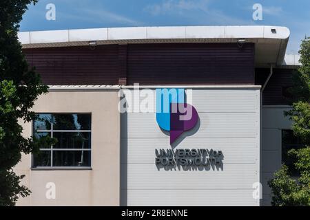 L'université de Portsmouth signe et logo sur un bâtiment sur le campus, Hampshire, Angleterre, Royaume-Uni Banque D'Images