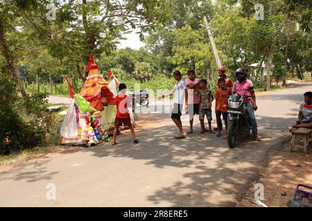 Bhadrak, Odisha , INDE - JUIN 20 2023 : symbolique Rath Yatra, enfants dans le village d'Odisha Pull chariot miniature. Banque D'Images