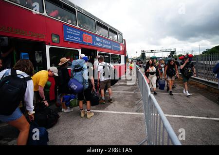 Les festivalgoers embarquent dans des bus pour les emmener de la gare de Castle Cary jusqu'au site du festival Glastonbury à Carry Farm, dans le Somerset. Date de la photo: Mercredi 21 juin 2023. Banque D'Images