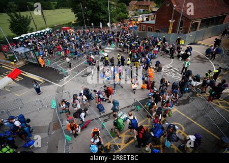 Les festivalgoers attendent en file d'attente pour les bus de la gare de Castle Cary au site du festival de Glastonbury à la ferme de Carry dans le Somerset. Date de la photo: Mercredi 21 juin 2023. Banque D'Images