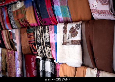 Étals bédouins avec des souvenirs hauts en couleur de foulard traditionnel dans l'ancienne ville de Pétra, en Jordanie Banque D'Images